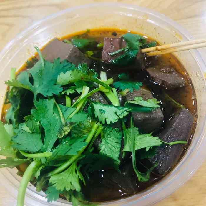 伤心鸭血-"鸭血好小一碗15,加肥肠20.味道不错."-大众点评移动版