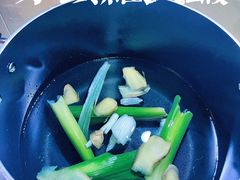 备好的葱姜放入清水锅中-王四营海鲜市场