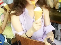 -莓园冰淇淋店