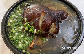 Steamed Pork Trotter with Dried Hyacinth Bean