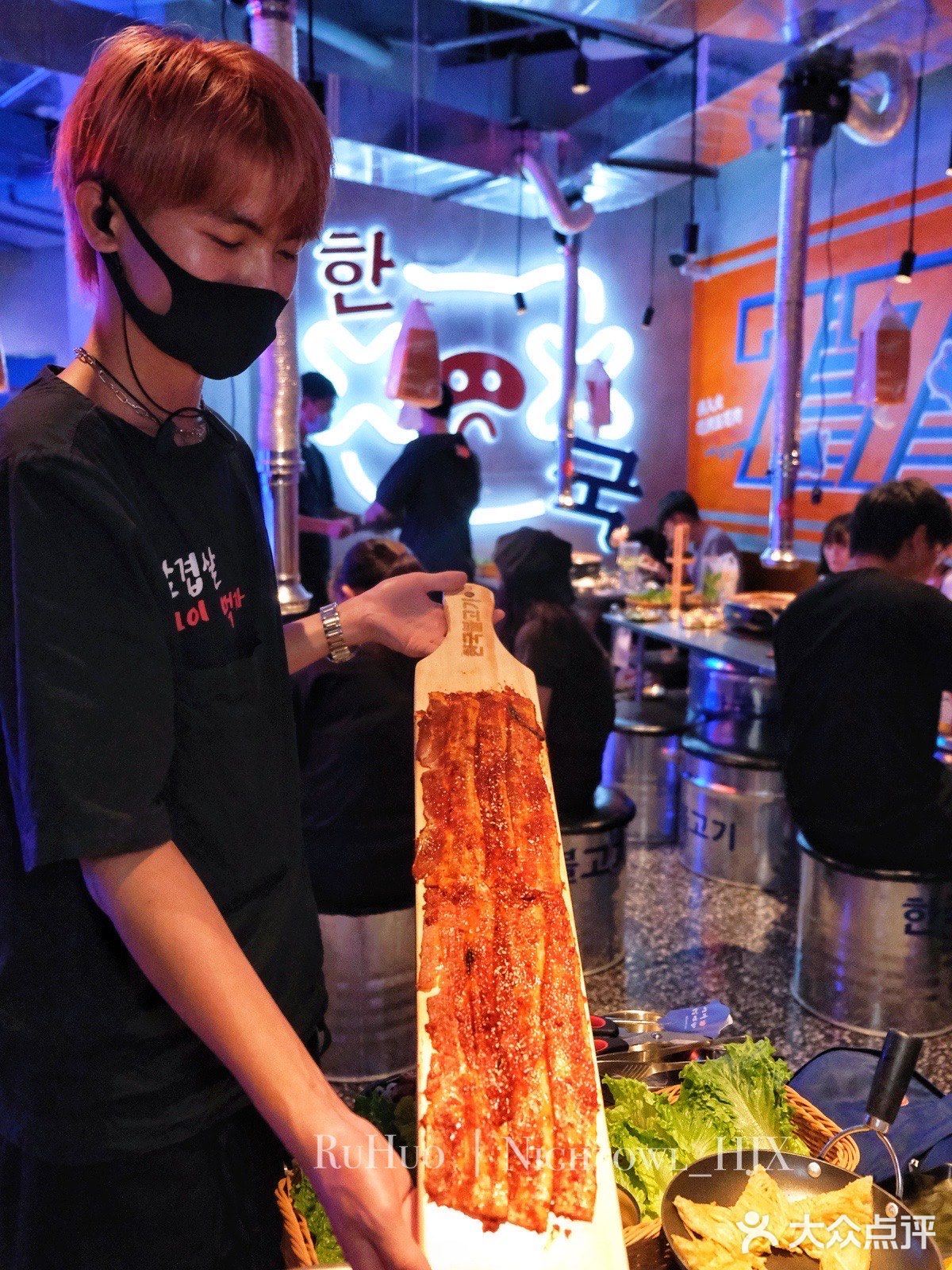 惊‼️这家烤肉店小哥哥颜值可太高了吧