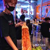 惊‼️这家烤肉店小哥哥颜值可太高了吧