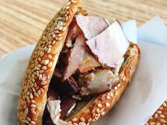 烧饼夹肘子肉-老四烧饼铺(丽源路店)