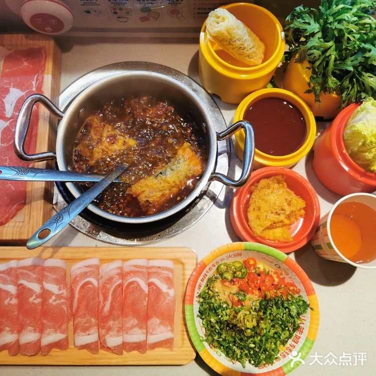 滨湖万达对面开了一家不一样的旋转火锅:小朱姐转转火锅!