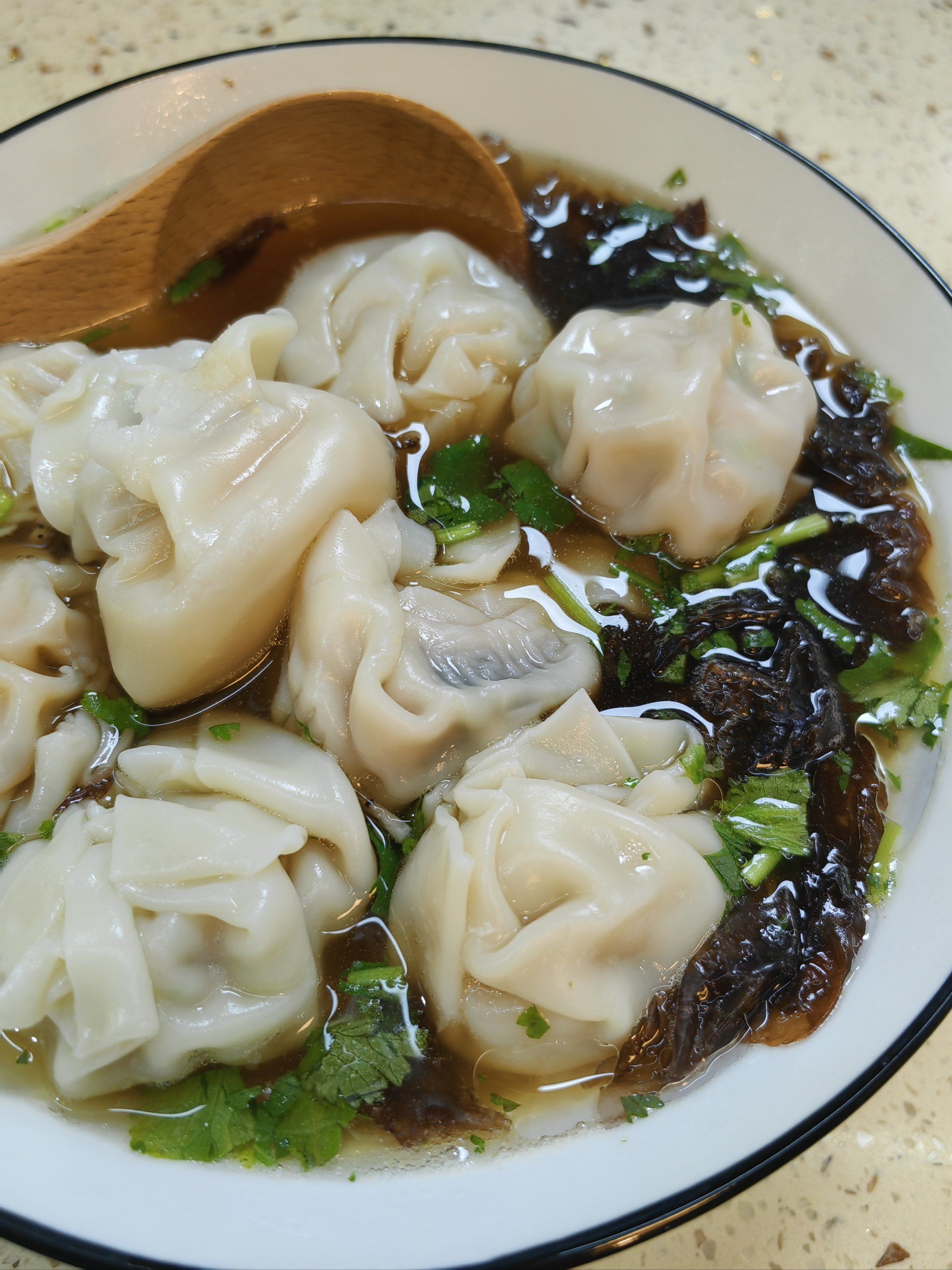 干拌,辣油三种,选了全家福汤馄饨
汤里的配料也是满满,蛋皮已经很久
