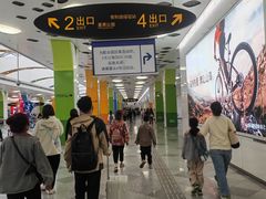 -秀沿路地铁站停车场