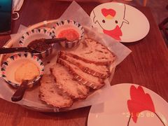 三种酱配酸面包-Mesa Madre梅萨妈妈·Bintana(国贸店)