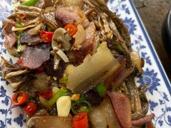 腊肉炒野菌-小辣椒·川菜馆·羌家铜锅土火锅(茂县店)
