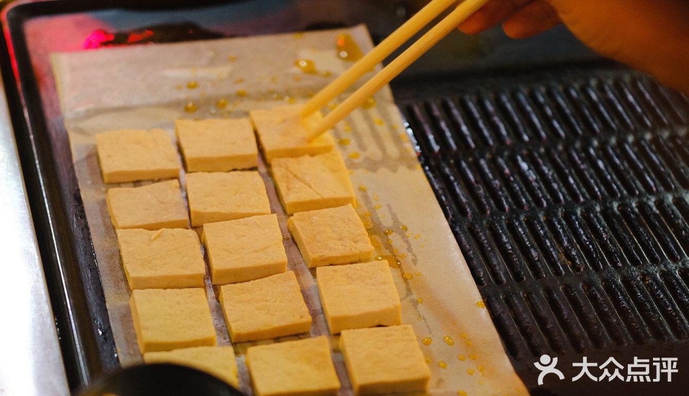 给我吃这家坨坨肉小豆腐,很良心的店家