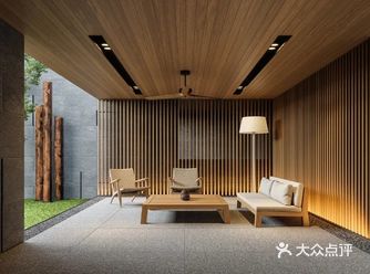 连续的落地窗将室外景色牵入，通透明亮的视觉体验仿佛是