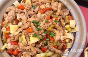 Pickled Chili Pork Stir-fry in Clay Pot