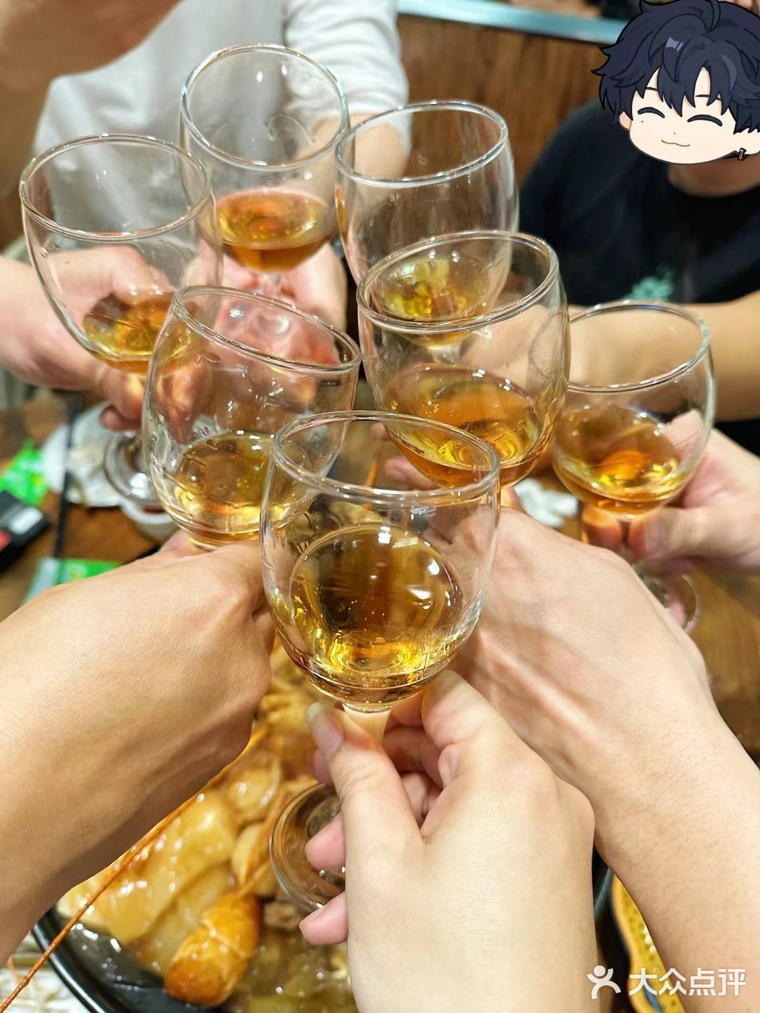翅叔港式酒家豪华盆菜：丰富食材，美味无穷