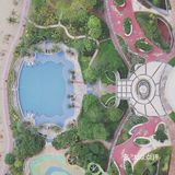 穿过融创海湾半岛海景，就到了海边沙滩