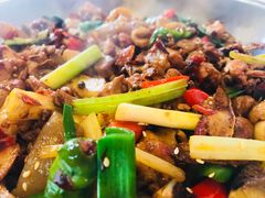 -泡山椒干锅肥肠鸡