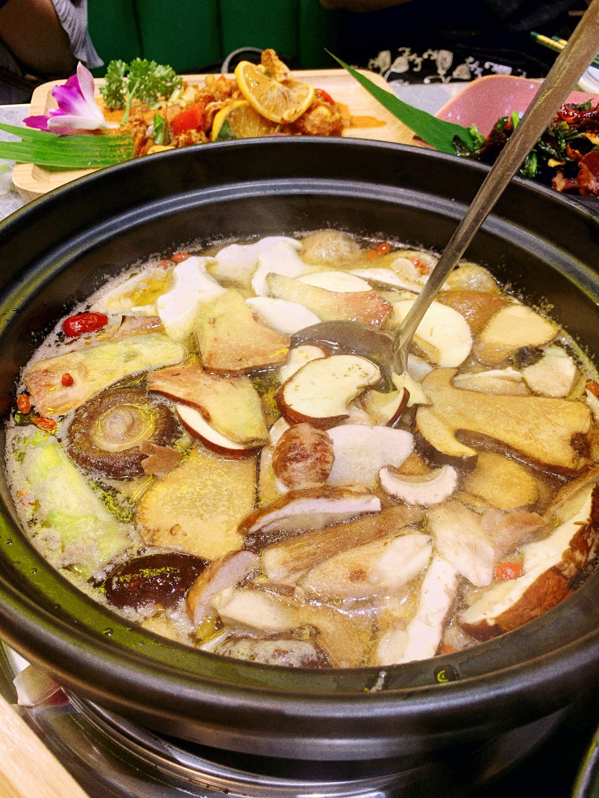 被圈粉的云南野山菌火锅