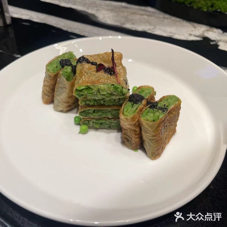 菜品属于淮扬菜系，服务员推荐了几道冬季时令菜