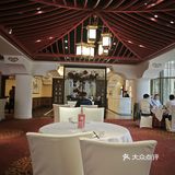 出地铁口就到了。我们去了中餐厅，吃了油泼面