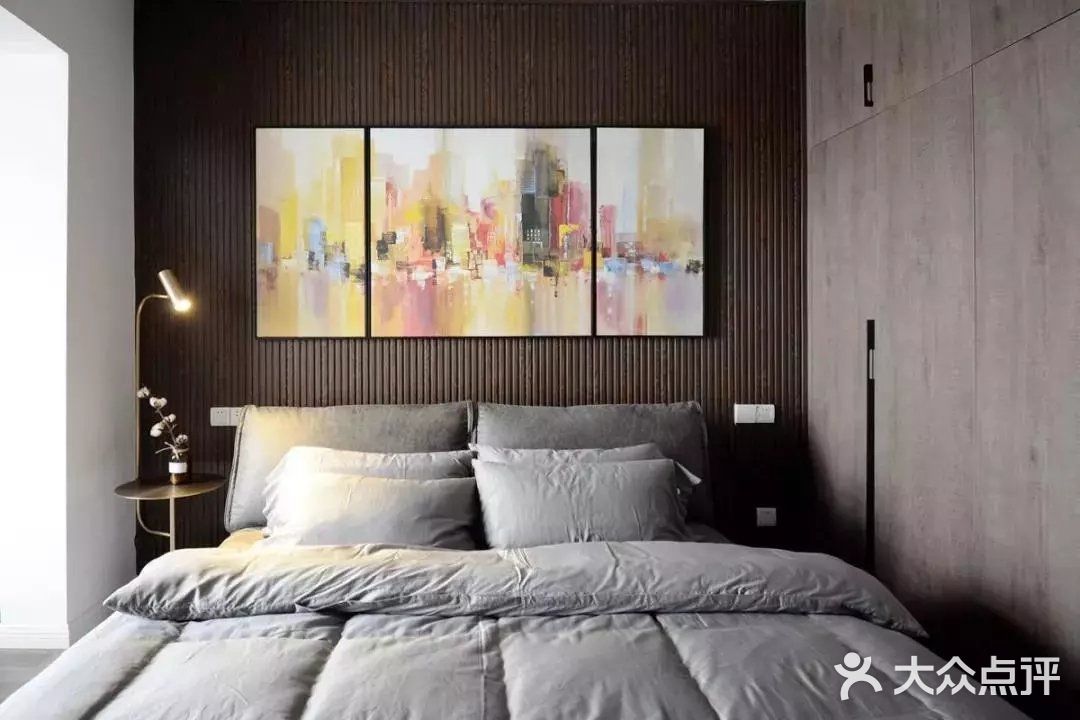 布置出一个低调奢华的华丽空间感。