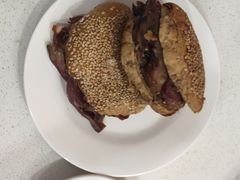 烧饼夹肘子-老磁器口豆汁店(天坛店)