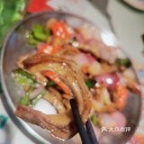 用用瓣开有很多汁流出来，一口下去外脆肉滑够汁够味