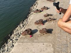 景点-多瑙河畔鞋履雕塑