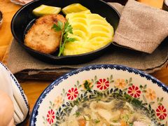 鸡肉饼配土豆泥-Lozhki-ploshki