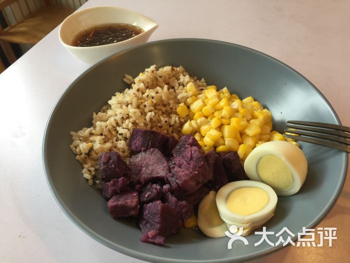 作拌健康沙拉糙米饭图片 - 第1张