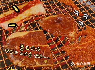 女孩子出门就要吃水果烤肉呀