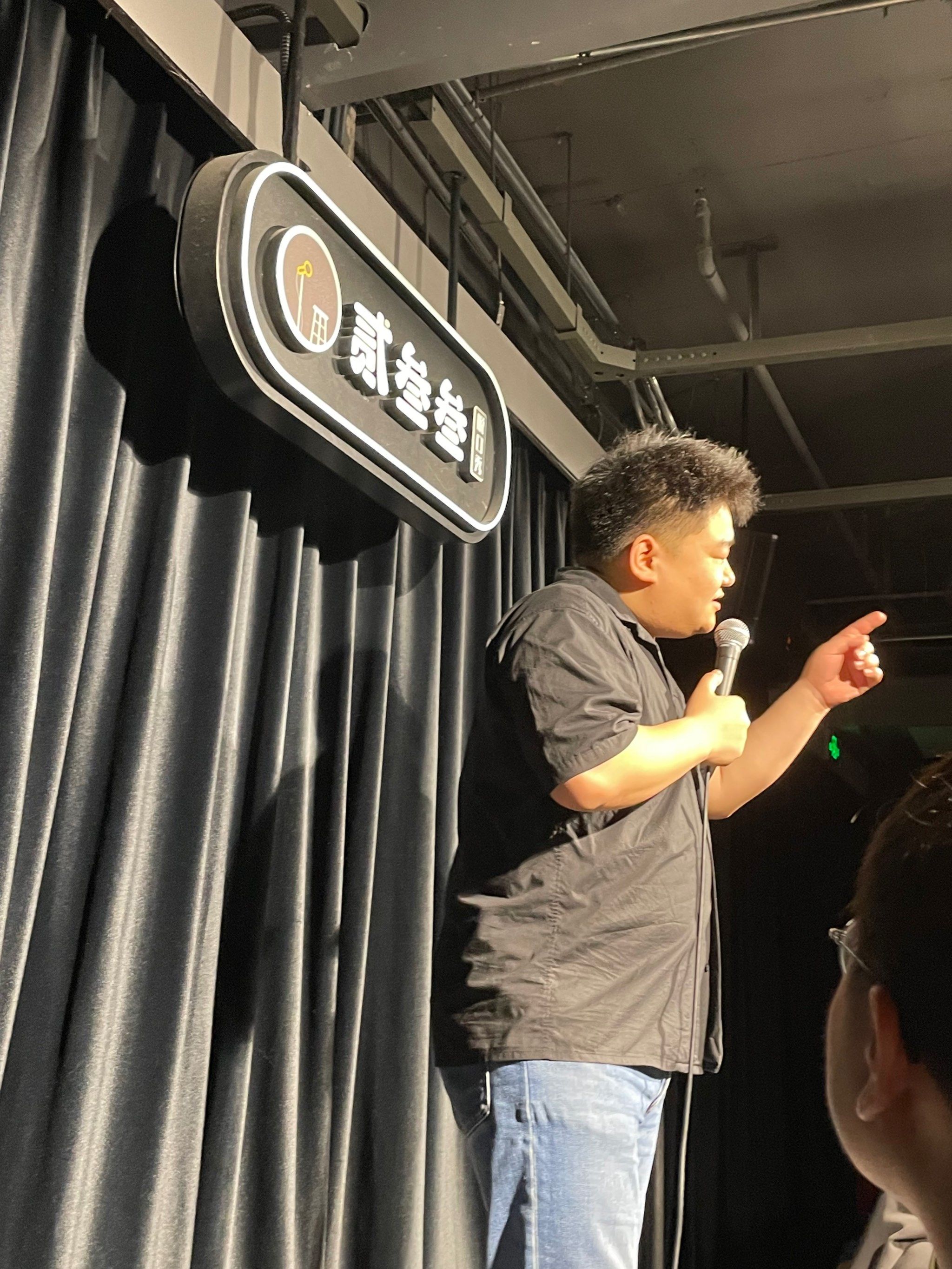 n第一次看脱口秀,每个演员都好敬业,越往后面越好笑,一个半小时加