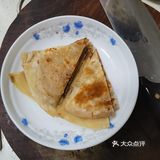 擀开后抹上芝麻酱，撒上盐