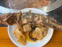 -东北烧烤铁锅炖水库鱼