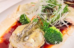 Ancient-Style Steamed Yangcheng Lake Giant Mandarin Fish with Dragon Pattern