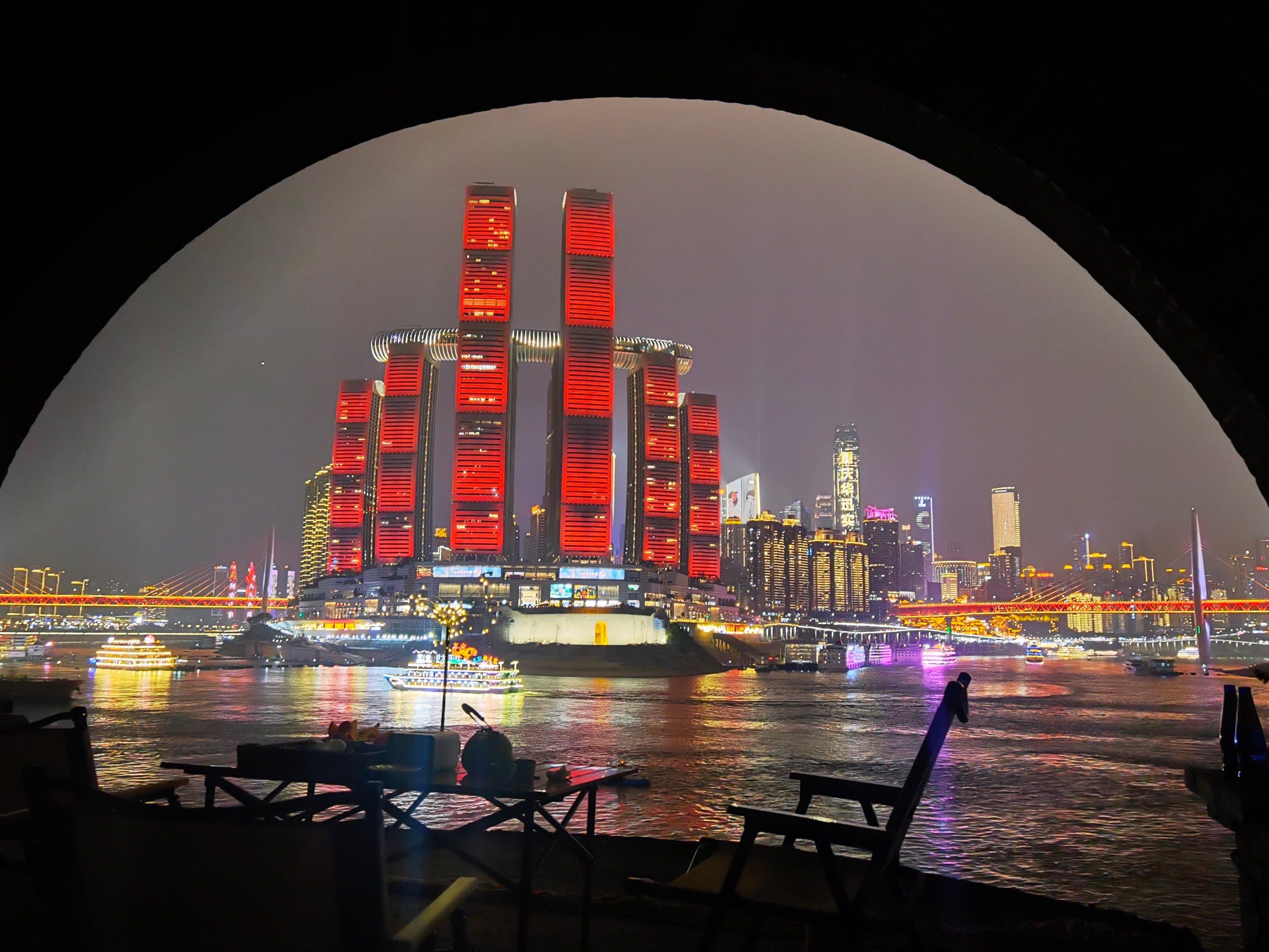 在南滨路从长嘉汇走到钟楼广场,沿江边欣赏重庆的地标建筑来福士夜景