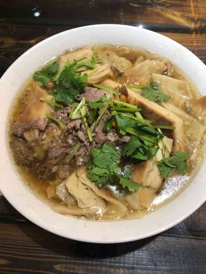 打分 点的牛肉罩火烧,看起来更像是牛肉卤猪,很便宜才13元.