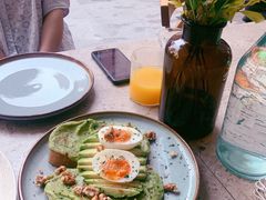 牛油果煮蛋吐司-RAC BAR(安福路店)