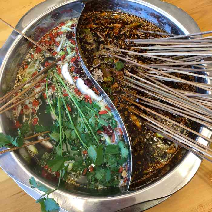 王胖胖老成都串串火锅-"位置在永定门附近 城墙下来直走过马路过了.