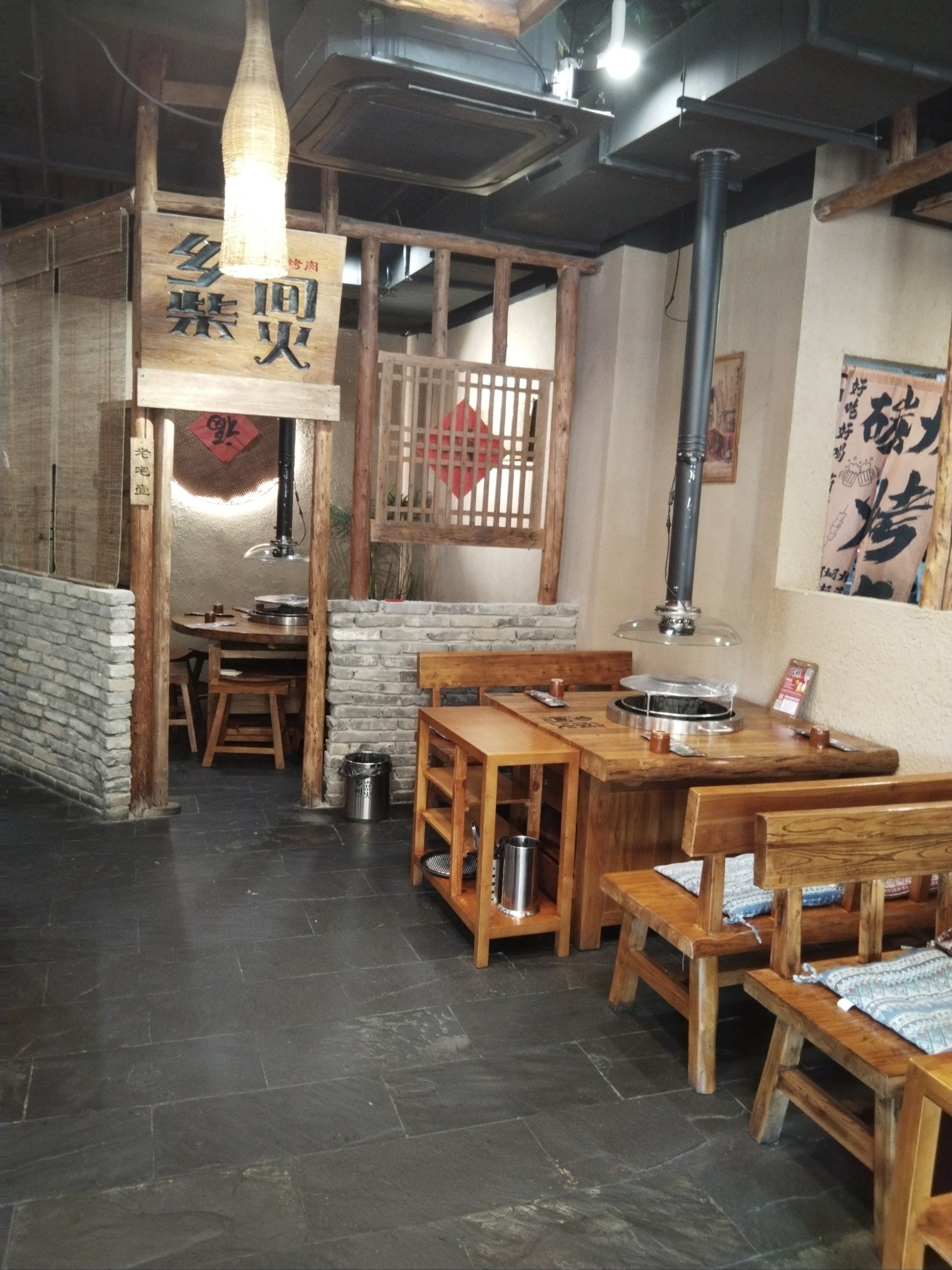 进门就能感受到这家烤肉店铺的温馨氛围.店内环境整洁