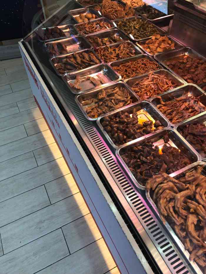 绝味鸭脖(观前街宫巷店)-"这家绝味鸭脖店面比一般的要大些,也干净些.