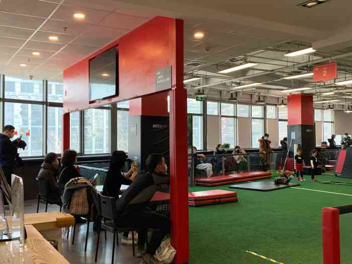 赫石少儿体能馆(万柳华联店)-"场地挺开阔,人也比较多,孩子在这里上的