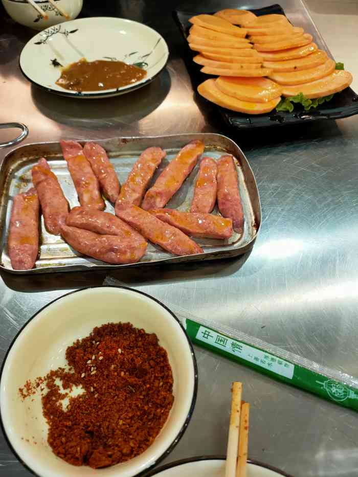 九两九地摊烤肉(千山路店)-"小马扎,大白梨,宣传画,游戏机,嘻嘻哈哈.