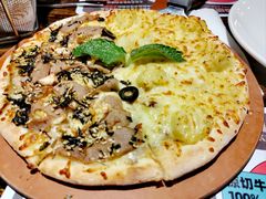 金枕榴莲拼黑松露野菌牛肉披萨-祖母的魔法厨房(华北商厦店)