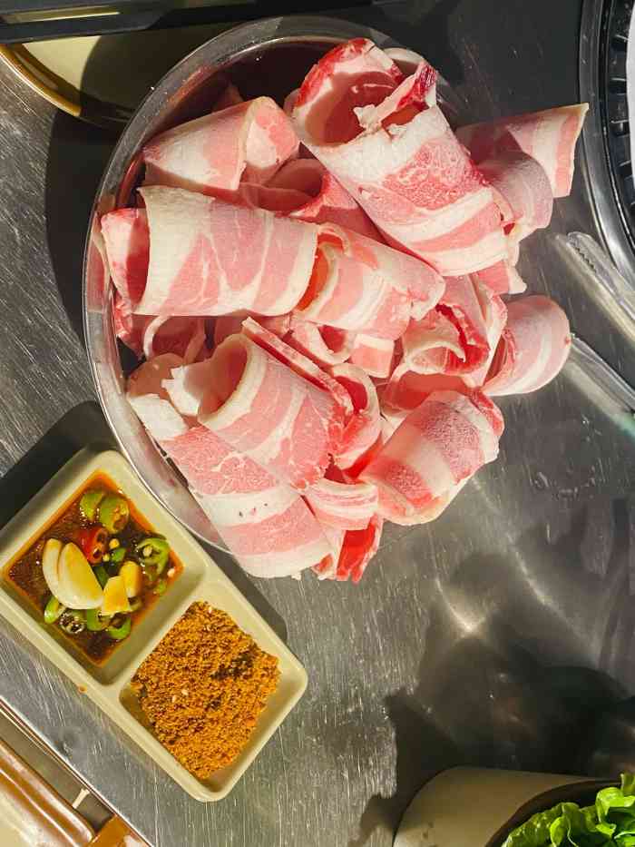 喜哥炭烤肥牛(八卦一路店)-"[薄荷]环境:新开张的东北烤肉,开在八.