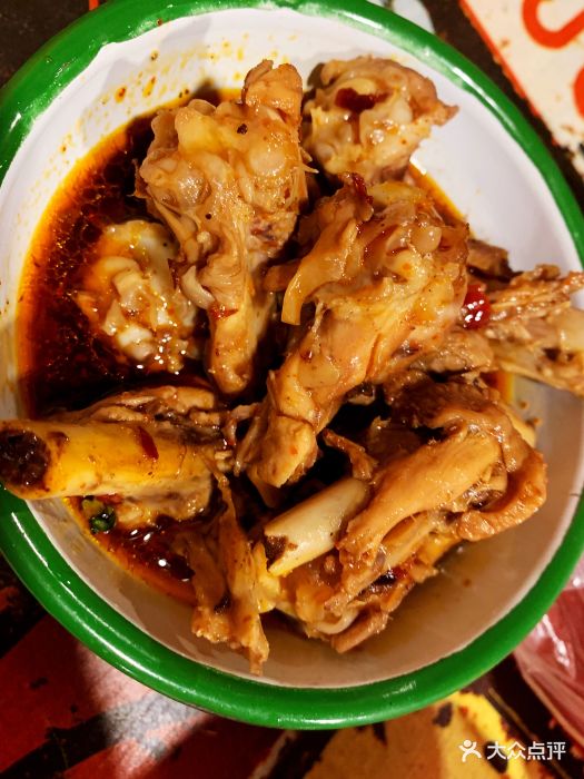 老胡头偷偷吃鸡架鸡骨棒图片