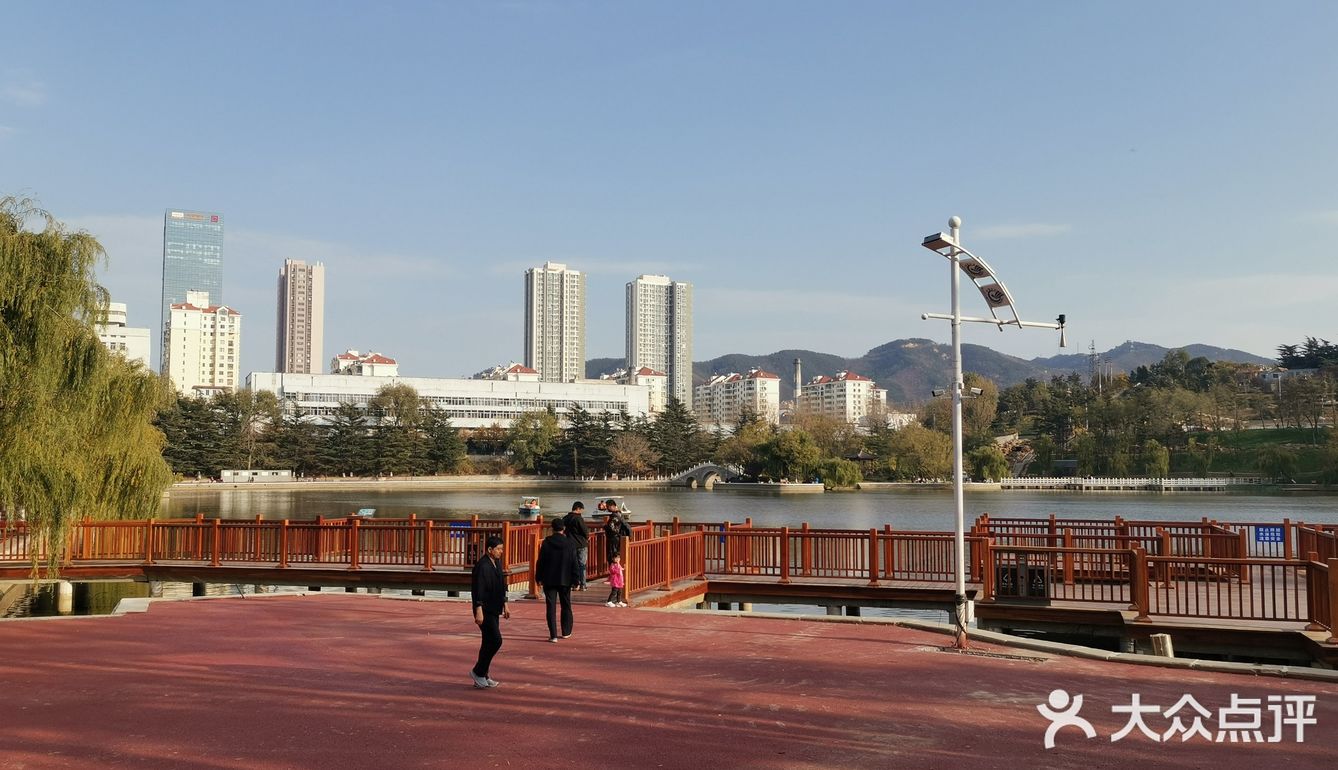 很惊艳，修了人工湖环湖公路，风景独好