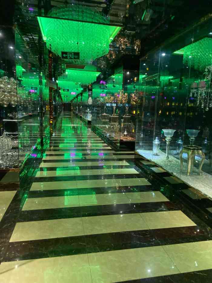 欢乐时光ktv(东城银座店)-"挺垃圾的,前台服务生看人下菜碟,感觉对团.