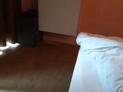 -卡罗酒店(东门晒布地铁站店)