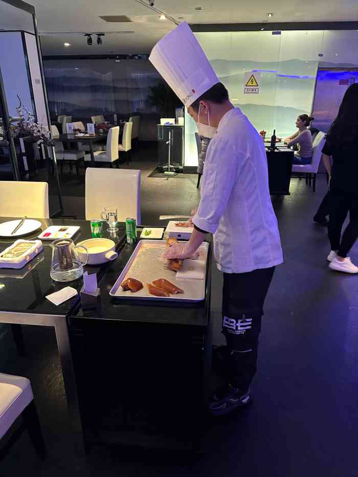 大董烤鸭店(王府井店)-"服务态度蛮好滴,环境也还好,烤鸭蛮好吃滴.