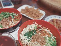 -爆炸头阿姨小四川正宗川味小吃(无任何分店)