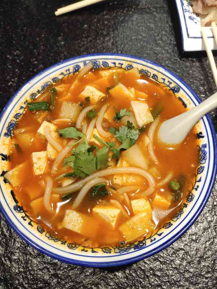 一碗兰特色炒面片烤肉-"环境在兰州面片界算很不错的.第一次尝试了.