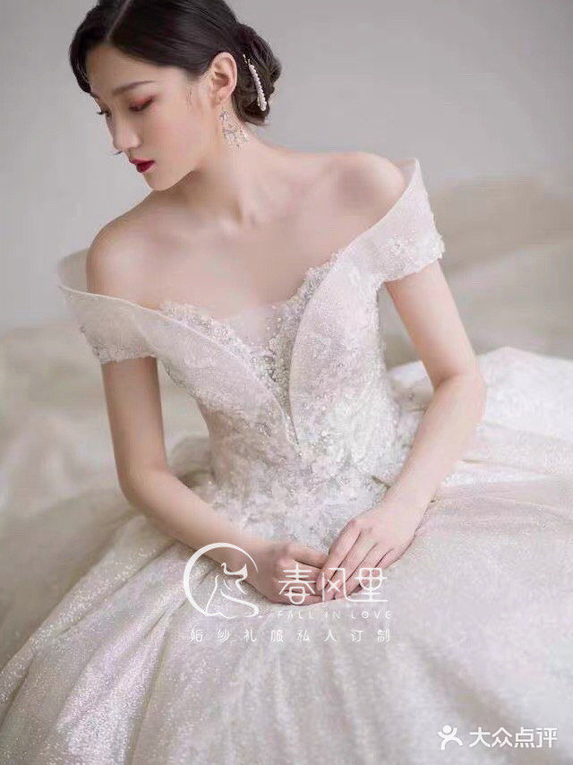 胸线包裹性很强,非常显胸型的一款婚纱